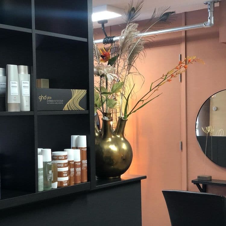 binnen kijken bij Kapsalon Magnifique in Valthe - foto 3
