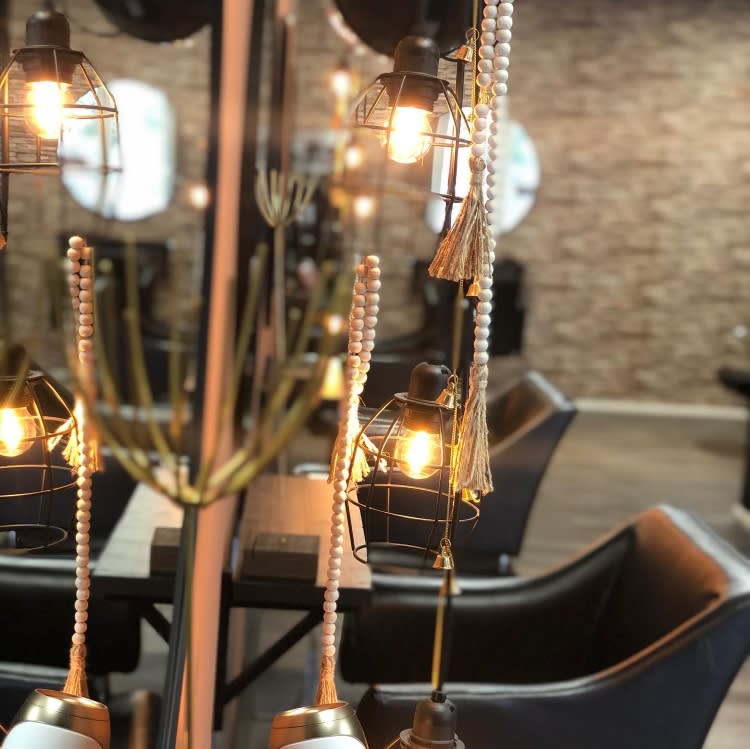 binnen kijken bij Kapsalon Magnifique in Valte