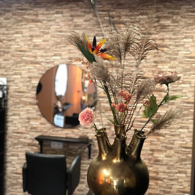 binnen kijken bij Kapsalon Magnifique in Valte